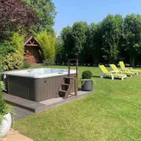 Vakantiehuis Large House With Garden