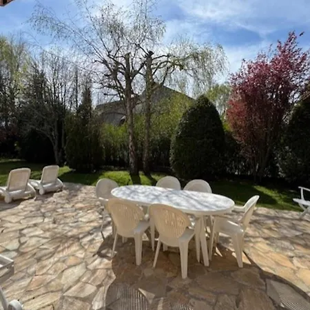 בית נופש Large House With Garden *