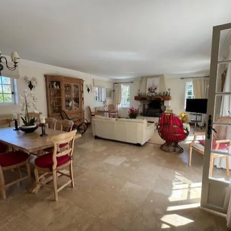 Large House With Garden Hébergement de vacances Tourgéville